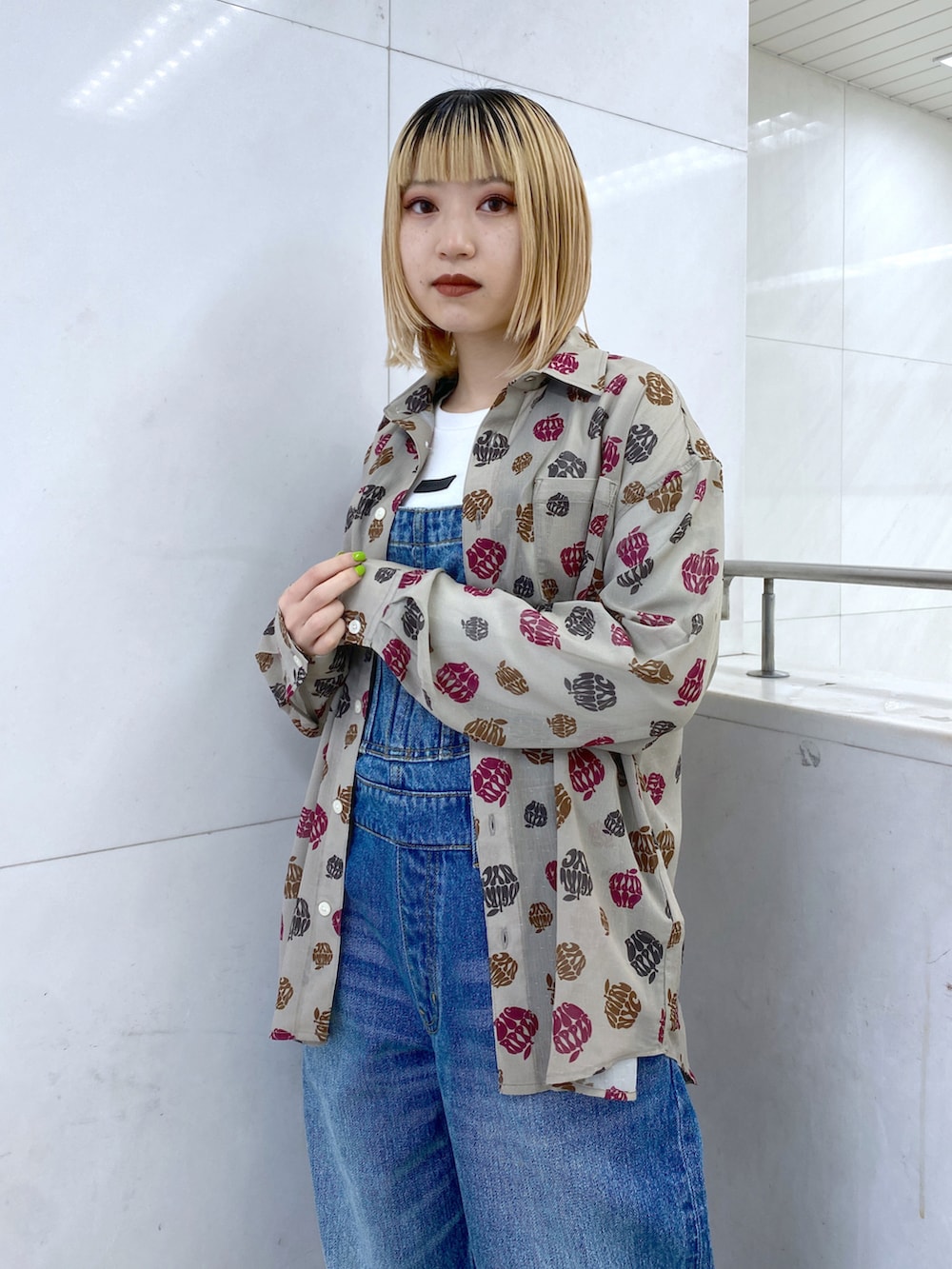 ベージュ系のシャツ/ブラウス、ブルー系のつなぎ/オールインワンを着用したレディースの春コーディネートの3枚目の写真