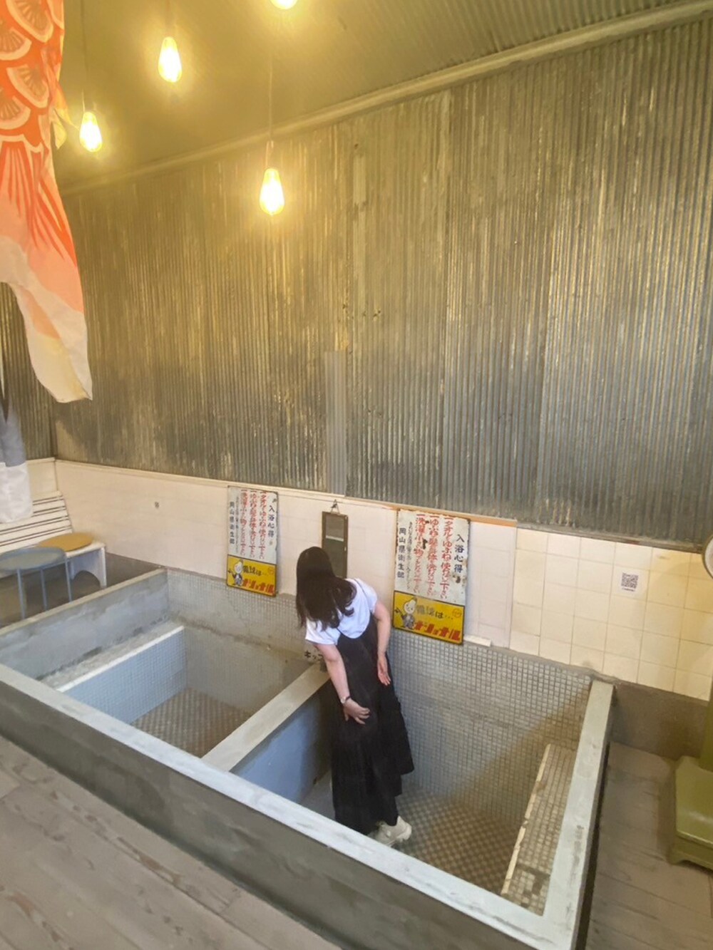 ホワイト系のTシャツ/カットソー、ブラック系のワンピース、ベージュ系のスニーカーを着用したレディースの夏コーディネートの2枚目の写真