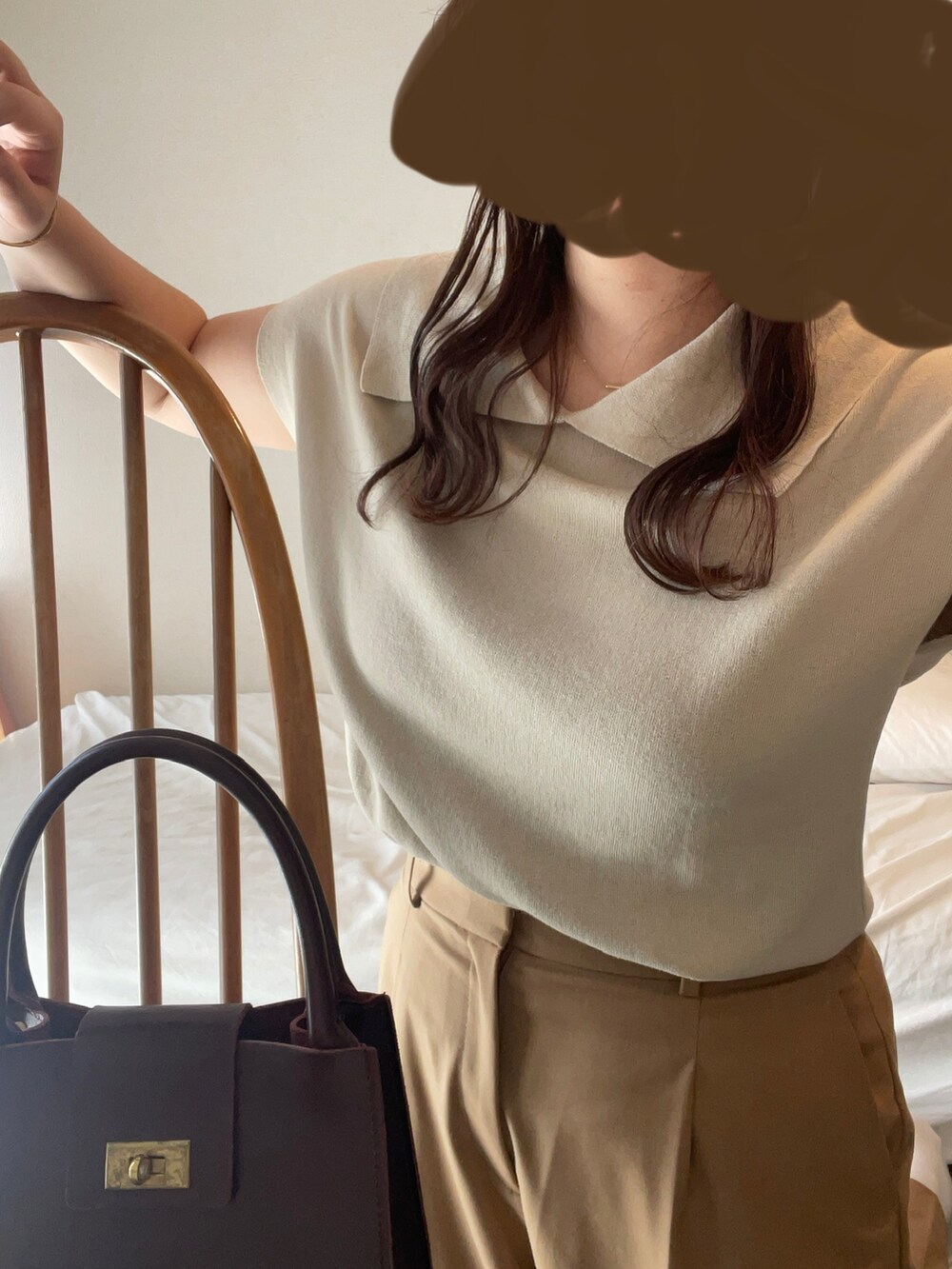 ベージュ系のニット/セーター、ベージュ系のパンツ、レッド系のトートバッグを着用したレディースの秋コーディネートの2枚目の写真