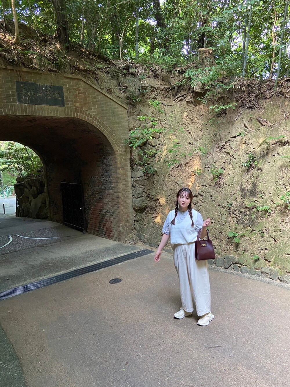 ホワイト系のパンツ、ブルー系のシャツ/ブラウス、ホワイト系のベストを着用したレディースの夏コーディネートの3枚目の写真