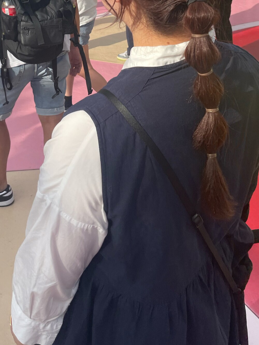 ブルー系のトップス、ホワイト系のシャツワンピースを着用したレディースの夏コーディネートの3枚目の写真