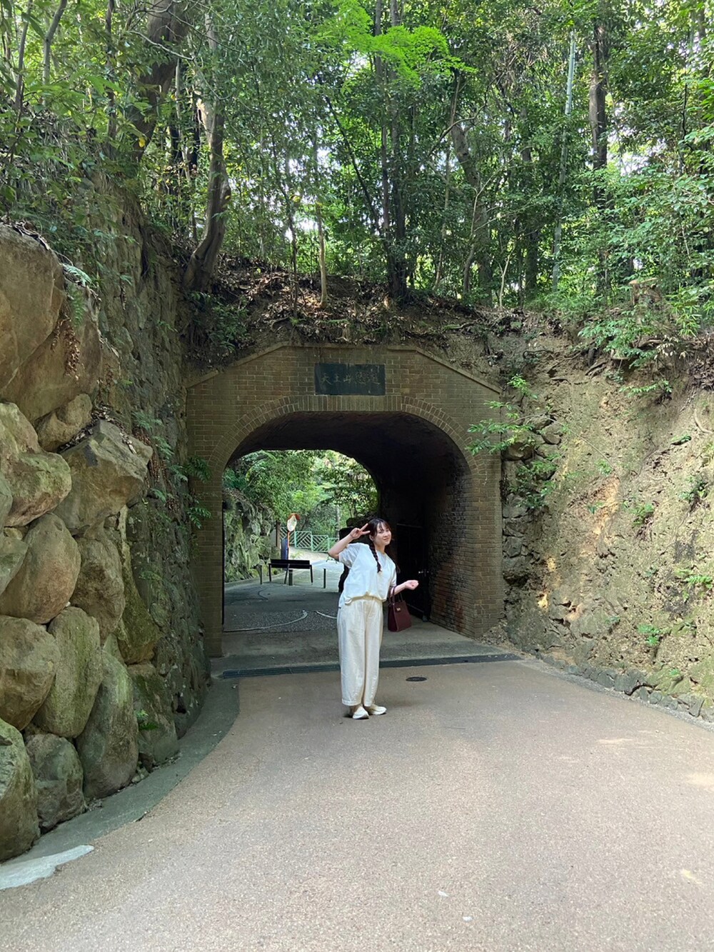 ホワイト系のパンツ、ブルー系のシャツ/ブラウス、ホワイト系のベストを着用したレディースの夏コーディネートの2枚目の写真