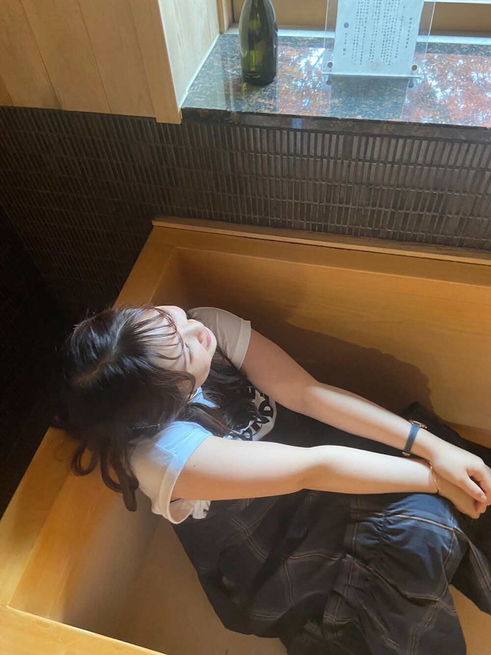 ホワイト系のTシャツ/カットソー、ブラック系のワンピース、ベージュ系のスニーカーを着用したレディースの夏コーディネートの3枚目の写真