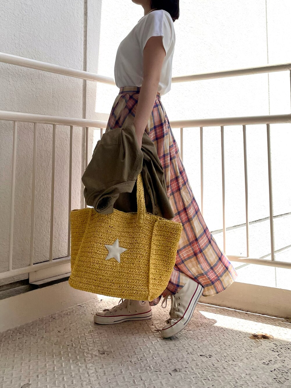 「春服、リネン、リネンスカート、フレアスカート、スニーカーコーデ、コンバーストウキョウ、CONVERSE TOKYO、オトナカジュアル、春夏コーデ」｜「CONVERSE TOKYOのバックサテンシャツ（シャツ/ブラウス、ベージュ系）」を使った、FUMINAさん（レディース・166cm）の春コーディネートの2枚目の写真