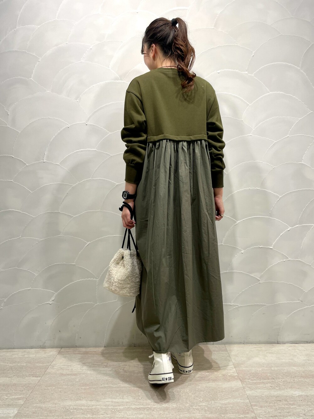 「カーディガン、ワンピース、スニーカーコーデ、オトナカジュアル、冬アウター、おしゃれさんと繋がりたい、CONVERSE TOKYO、コンバーストウキョウ」|「CONVERSE TOKYOのローゲージスターカーディガン(カーディガン/ボレロ、ホワイト系)」を使った、FUMINAさん(レディース・166cm)の冬コーディネートの2枚目の写真