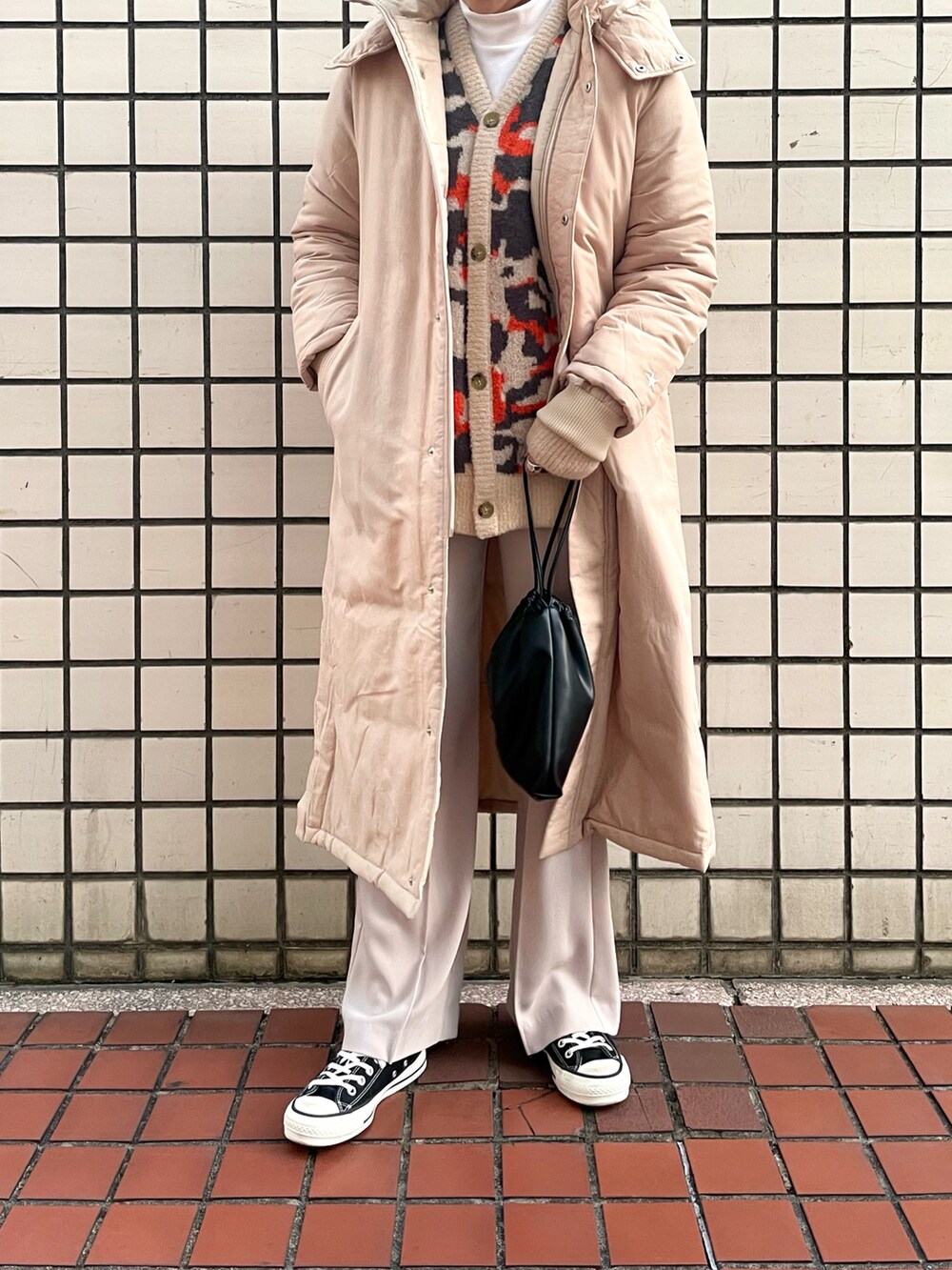 「冬コーデ、アウター、ベンチコート、フレアパンツ、カジュアルコーデ、コンバーストウキョウ、スニーカーコーデ、ワントーンコーデ、CONVERSE TOKYO」|「CONVERSE TOKYOのスターカモフラージュカーディガン(カーディガン/ボレロ、その他)」を使った、FUMINAさん(レディース・166cm)の冬コーディネートの2枚目の写真