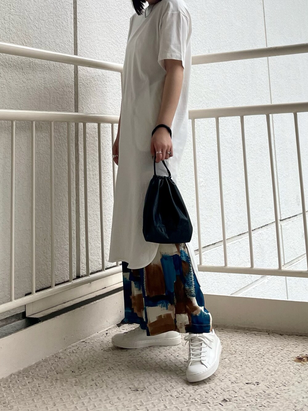 「春コーデ、春服、ワイドパンツ、レイヤードスタイル、柄パンツ、コンバーストウキョウ、CONVERSE TOKYO、ワンピース、サテンパンツ」|「CONVERSE TOKYOのトリオスターニットワンピース(ワンピース、ホワイト系)」を使った、FUMINAさん(レディース・166cm)の春コーディネートの2枚目の写真