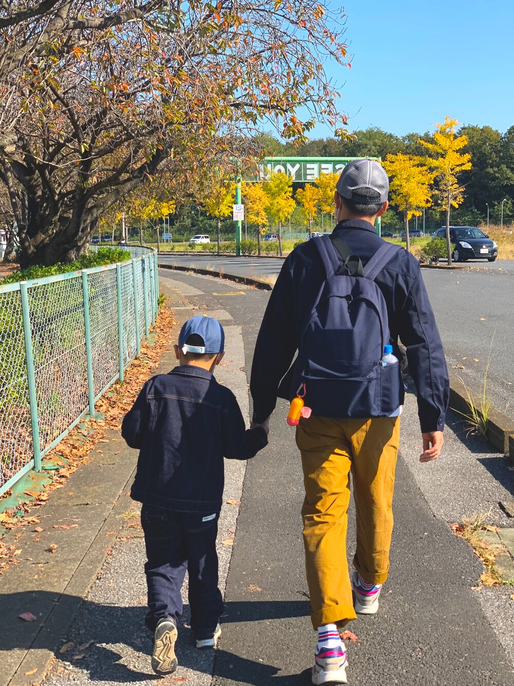 ブラウン系のその他パンツ、ホワイト系のスニーカー、ブルー系のデニムジャケットを着用したメンズの秋コーディネートの2枚目の写真