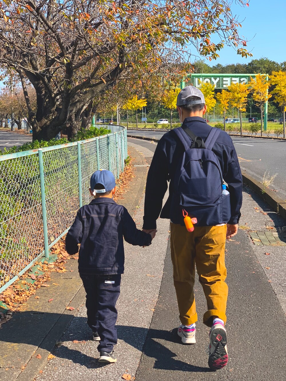 ブラウン系のその他パンツ、ホワイト系のスニーカー、ブルー系のデニムジャケットを着用したメンズの秋コーディネートの3枚目の写真