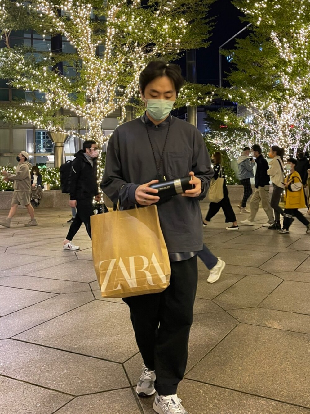 ブルー系のシャツ/ブラウス、ブルー系のトップス、ブルー系のチノパンツを着用したメンズの冬コーディネートの5枚目の写真