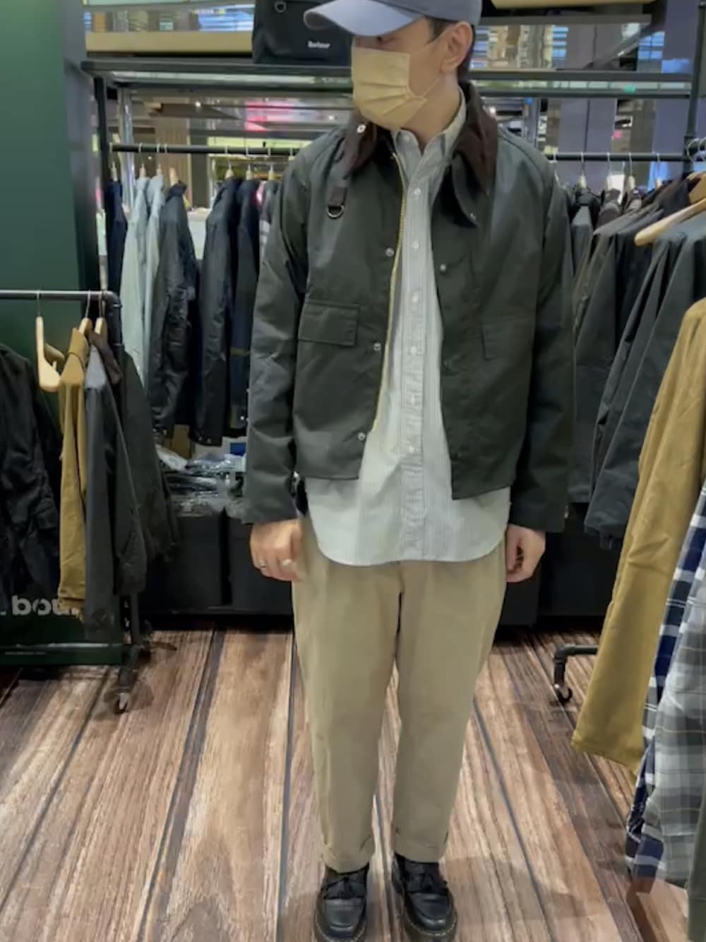 ホワイト系のシャツ/ブラウス、ホワイト系のチノパンツ、ブラック系のローファーを着用したメンズの秋コーディネートの2枚目の写真