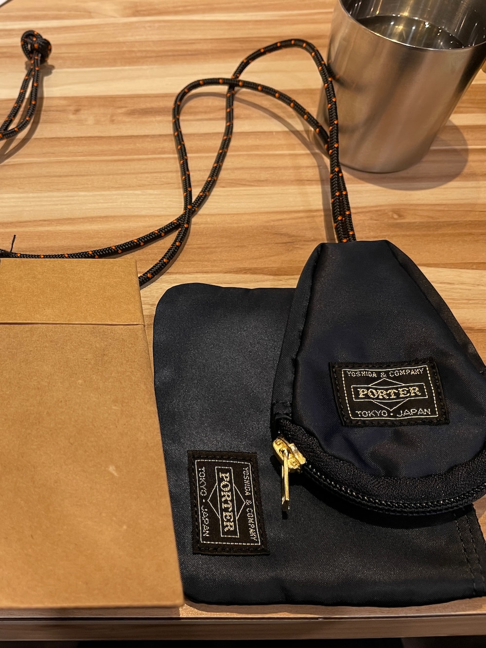 ブルー系のシャツ/ブラウス、ブルー系のトップス、ブルー系のチノパンツを着用したメンズの冬コーディネートの2枚目の写真