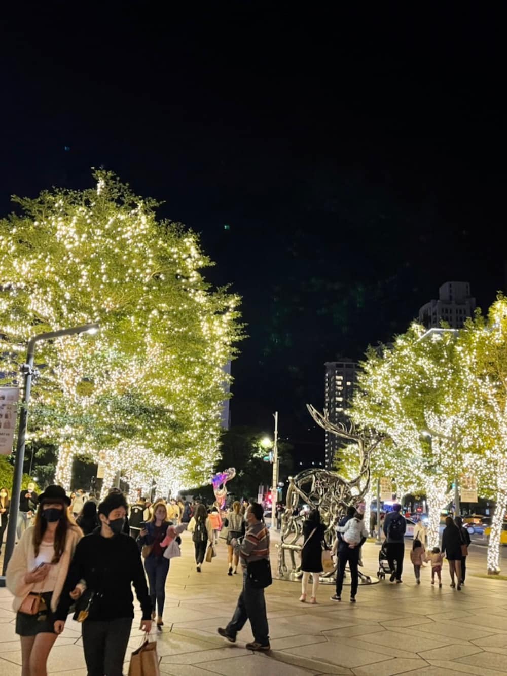 ブルー系のシャツ/ブラウス、ブルー系のトップス、ブルー系のチノパンツを着用したメンズの冬コーディネートの4枚目の写真