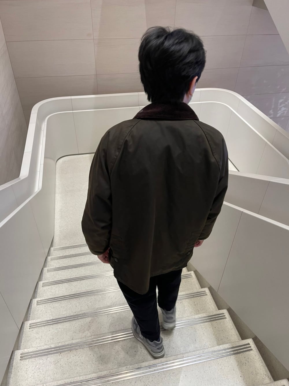 ブルー系のシャツ/ブラウス、ブルー系のトップス、ブルー系のチノパンツを着用したメンズの冬コーディネートの3枚目の写真