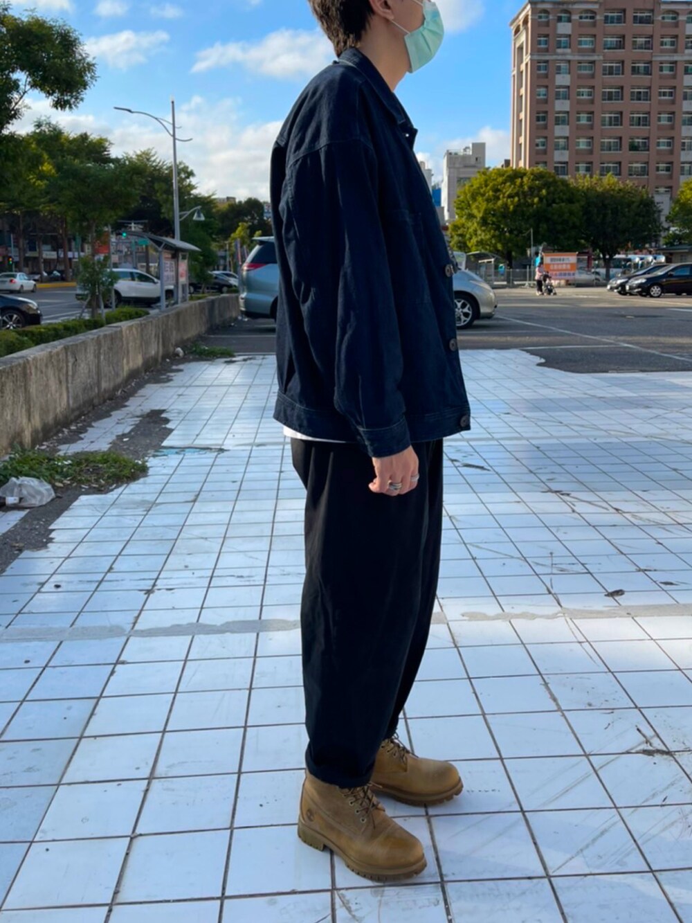 その他のシューズ、ブラック系のチノパンツ、ホワイト系のトップスを着用したメンズの冬コーディネートの2枚目の写真