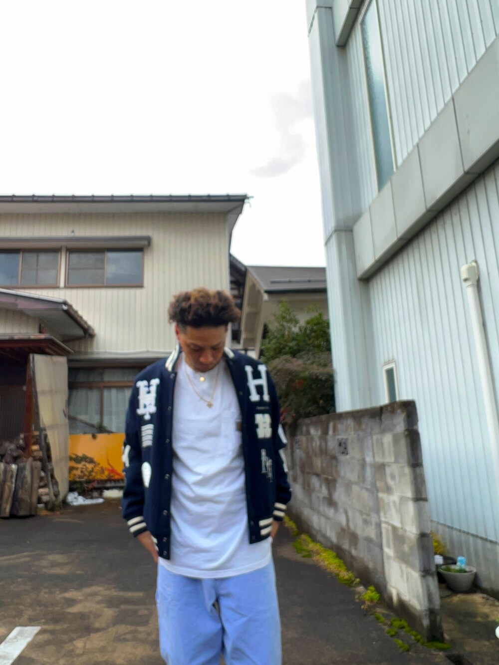 ブルー系のデニムパンツ、ブラウン系のブーツ、ブルー系のトップスを着用したメンズの秋コーディネートの2枚目の写真