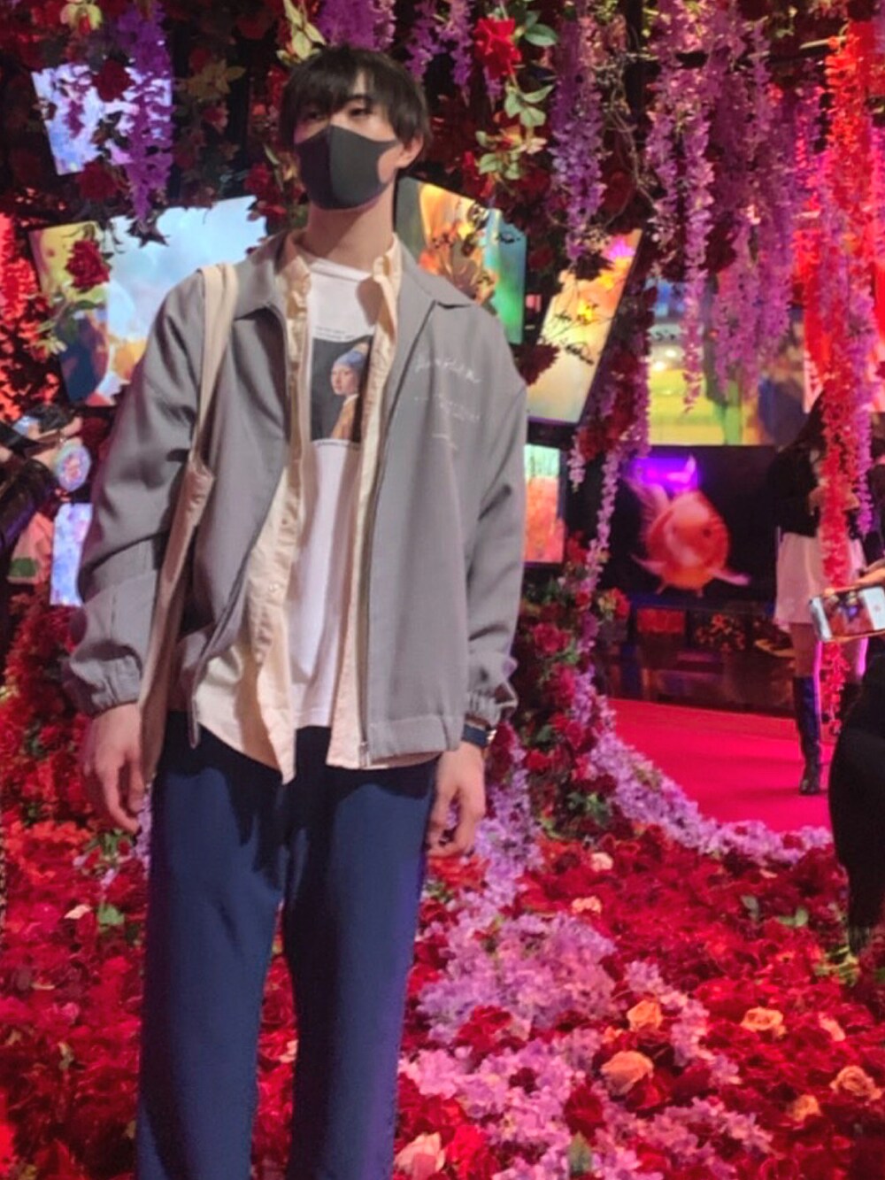 「カジュアル、UNIQLO、スラックス、大人コーデ、休日コーデ、美術館コーデ、blundstone、秋コーデ、ハリントンジャケット、蜷川実花展、perushu」｜「VISION STREET WEARのハリントンジャケット ￥7590（ジャケット/アウター、シルバー系）」を使った、syunyさん（メンズ・178cm）の秋コーディネートの2枚目の写真