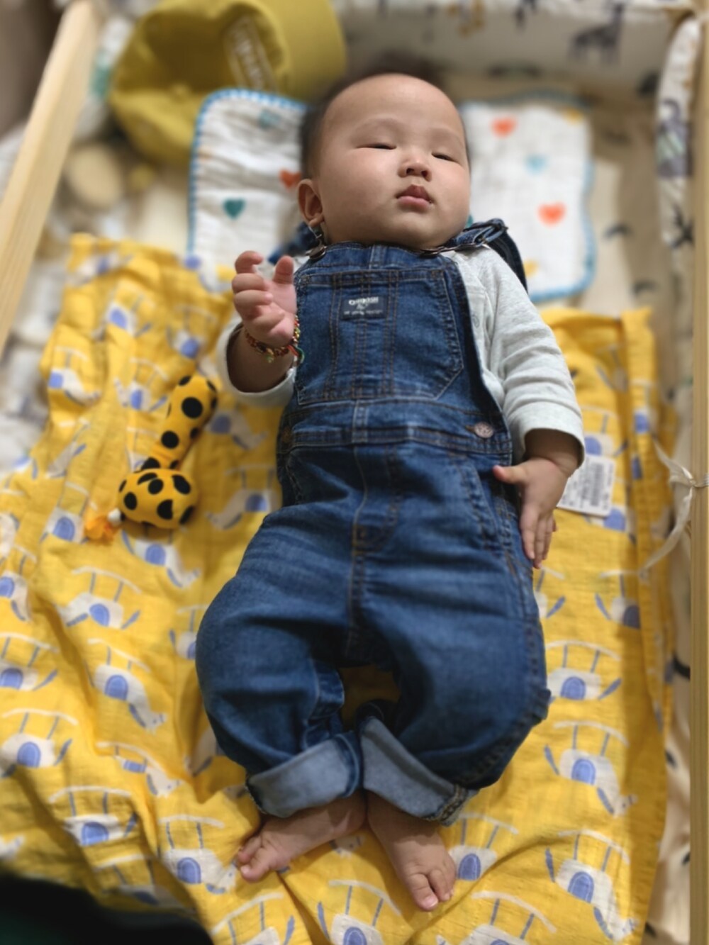 その他のデニムパンツ、イエロー系のキャップを着用したキッズの春コーディネートの2枚目の写真