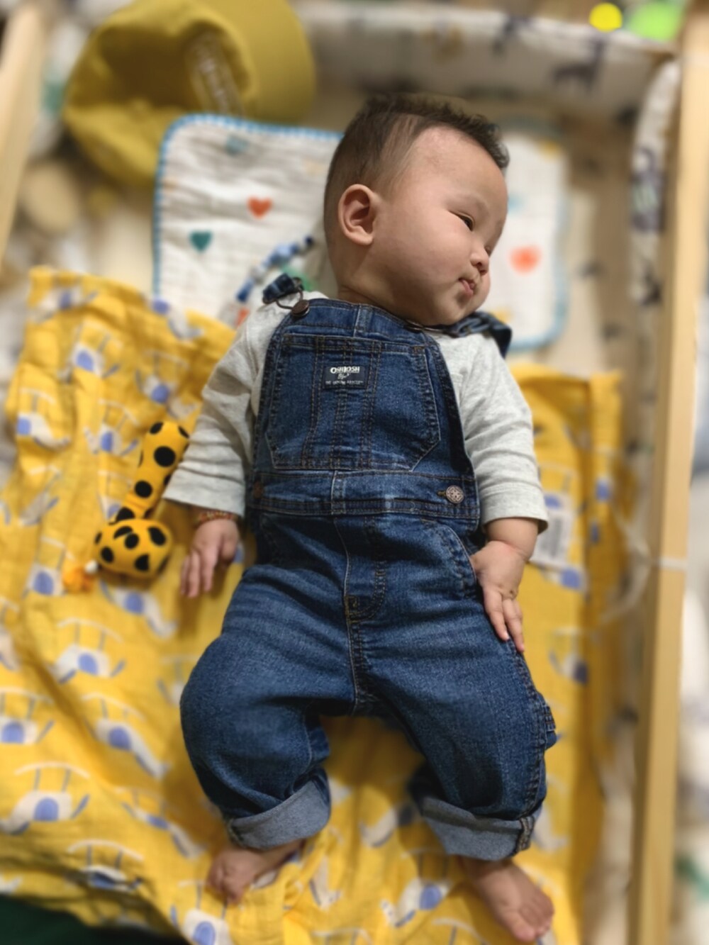 その他のデニムパンツ、イエロー系のキャップを着用したキッズの春コーディネートの3枚目の写真