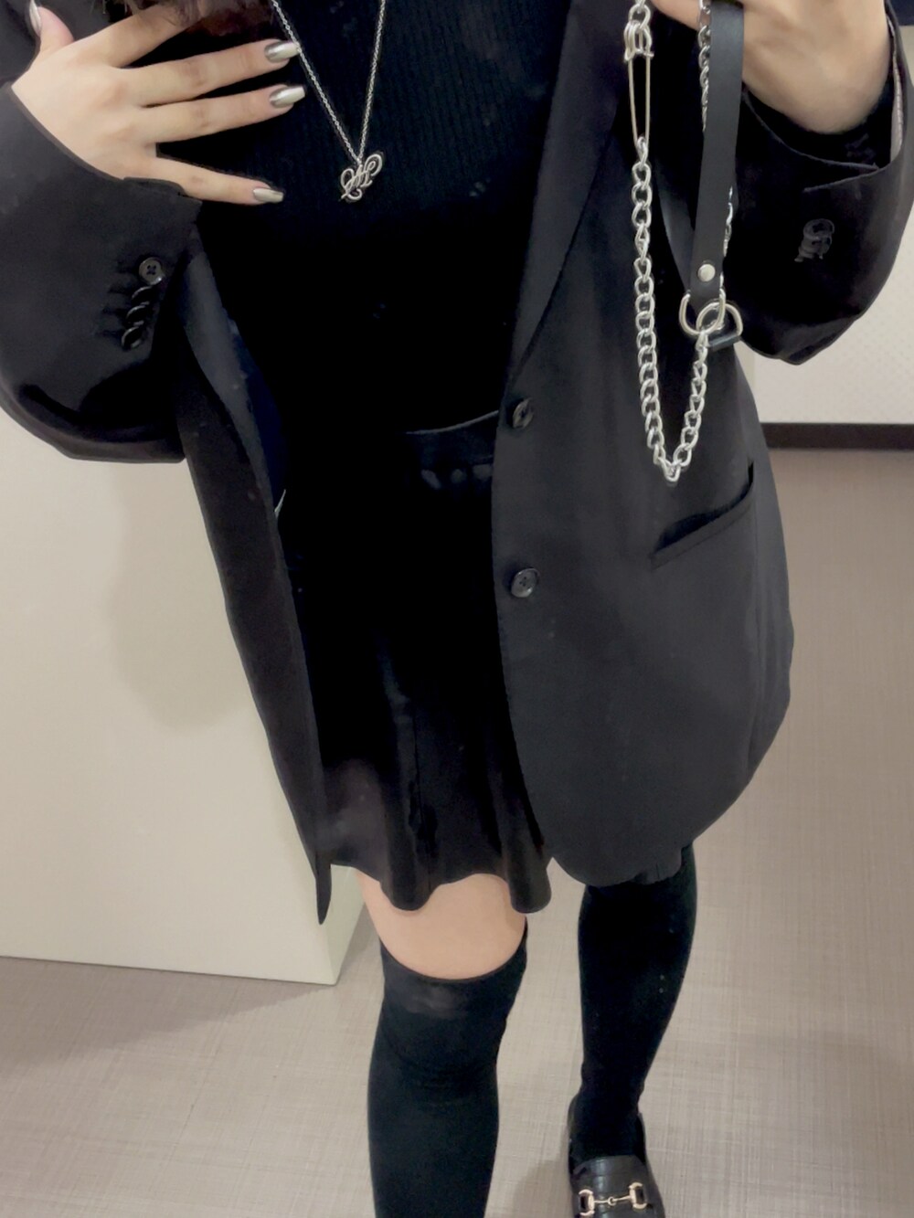 ブラック系のその他トップス、ブラック系のスカート、ブラック系のテーラードジャケットを着用したレディースの冬コーディネートの2枚目の写真