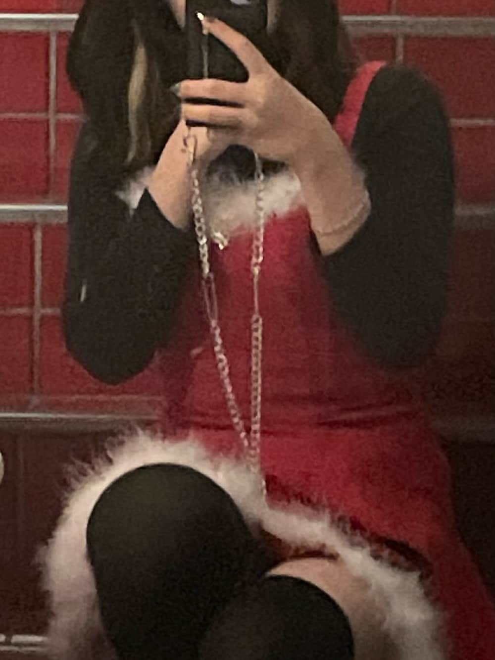 ブラック系のブーツ、シルバー系のネックレス、ブラック系の手袋を着用したレディースの冬コーディネートの3枚目の写真