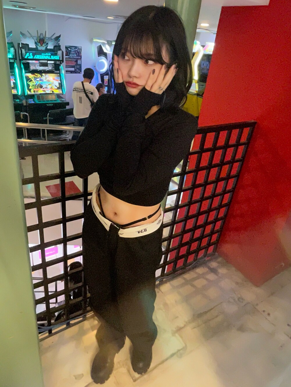 ブラック系のTシャツ/カットソー、ブラック系のチノパンツを着用したレディースの冬コーディネートの2枚目の写真