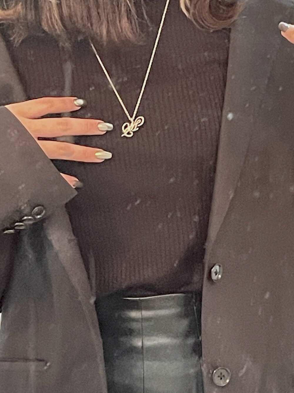 ブラック系のその他トップス、ブラック系のスカート、ブラック系のテーラードジャケットを着用したレディースの冬コーディネートの3枚目の写真