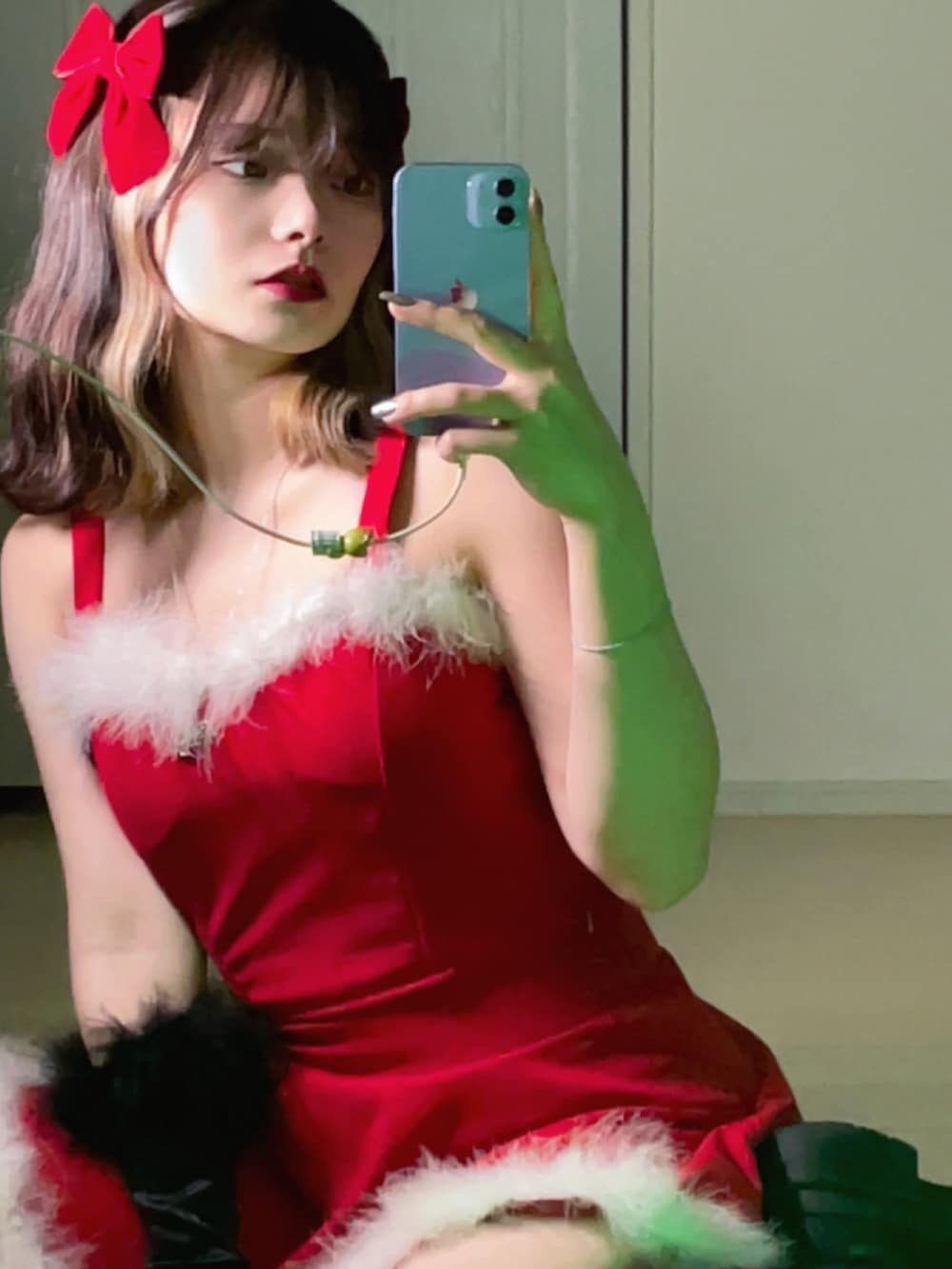 ブラック系のブーツ、シルバー系のネックレス、ブラック系の手袋を着用したレディースの冬コーディネートの2枚目の写真