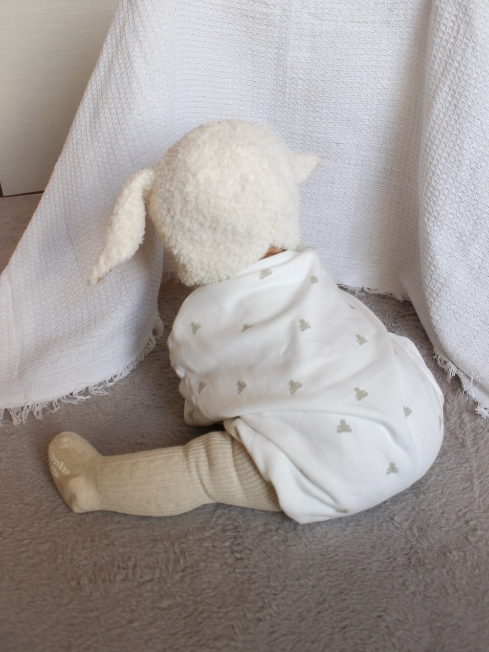 ホワイト系のママ＆ベビー、ホワイト系のロンパース、ベージュ系のベビーシューズ/ベビーソックスを着用したキッズの秋コーディネートの3枚目の写真