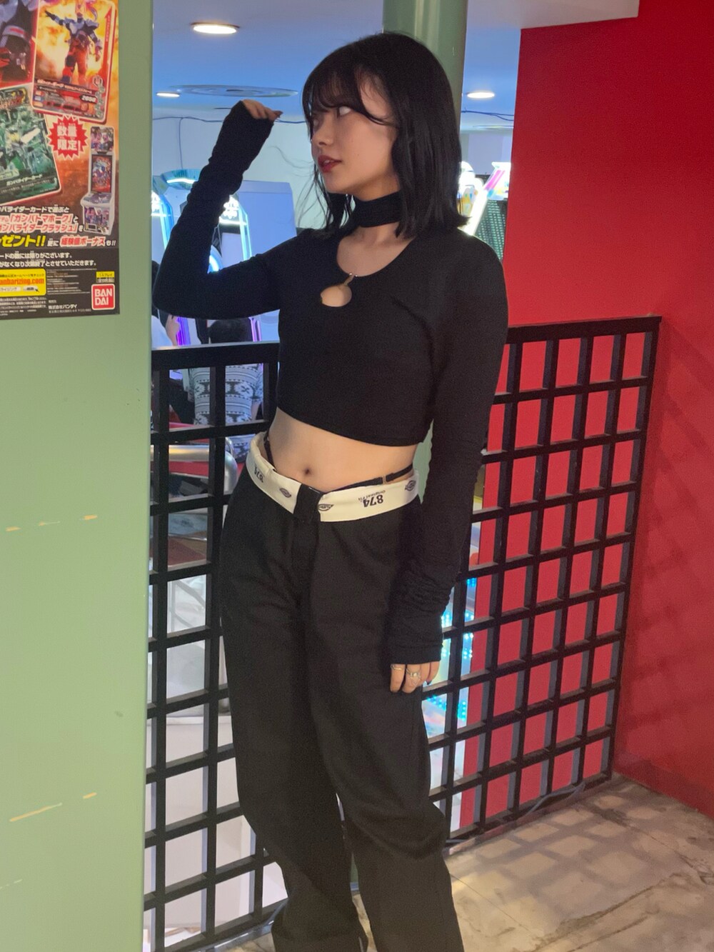 ブラック系のTシャツ/カットソー、ブラック系のチノパンツを着用したレディースの冬コーディネートの3枚目の写真