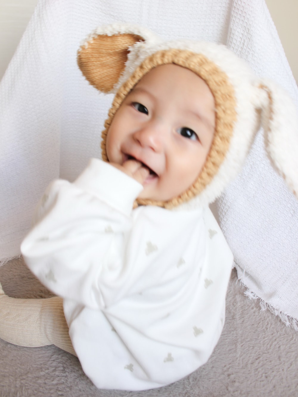 ホワイト系のママ＆ベビー、ホワイト系のロンパース、ベージュ系のベビーシューズ/ベビーソックスを着用したキッズの秋コーディネートの2枚目の写真