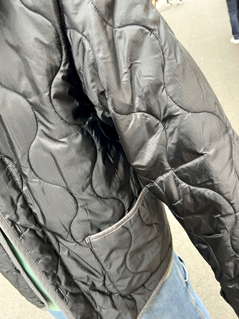 ブラック系のミリタリージャケット、その他のデニムパンツ、ブラック系のブーツを着用したメンズの秋コーディネートの2枚目の写真