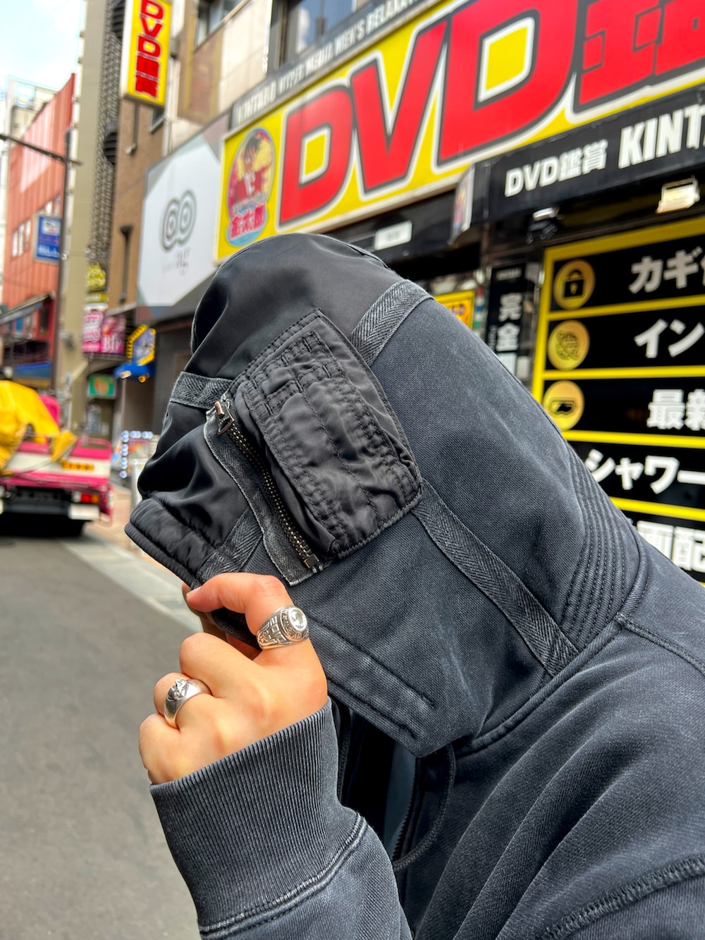 ブラック系のパーカー、グレー系のTシャツ/カットソー、ブラック系のスウェットパンツを着用したメンズの夏コーディネートの2枚目の写真