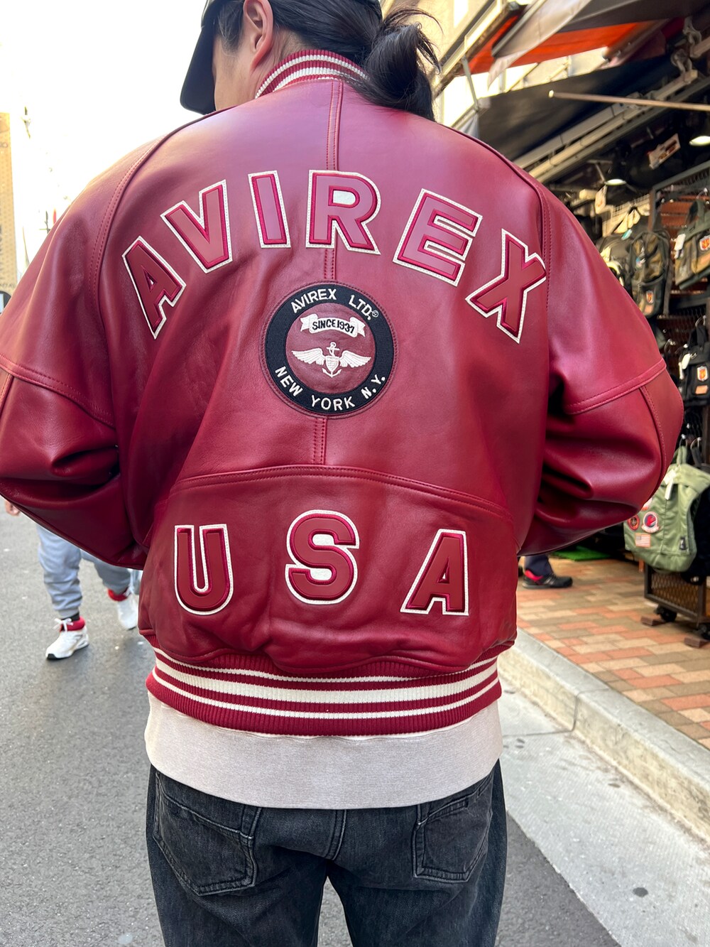 「スタジャン、バーシティジャケット、レザー、レザージャケット、赤、AVIREX、定番、アメカジ、スニーカー」｜「AVIREXのヴァーシティ ジャケット/ VARSITY JACKET（その他アウター、レッド系）」を使った、Ryousukeさん（メンズ・173cm）の冬コーディネートの2枚目の写真