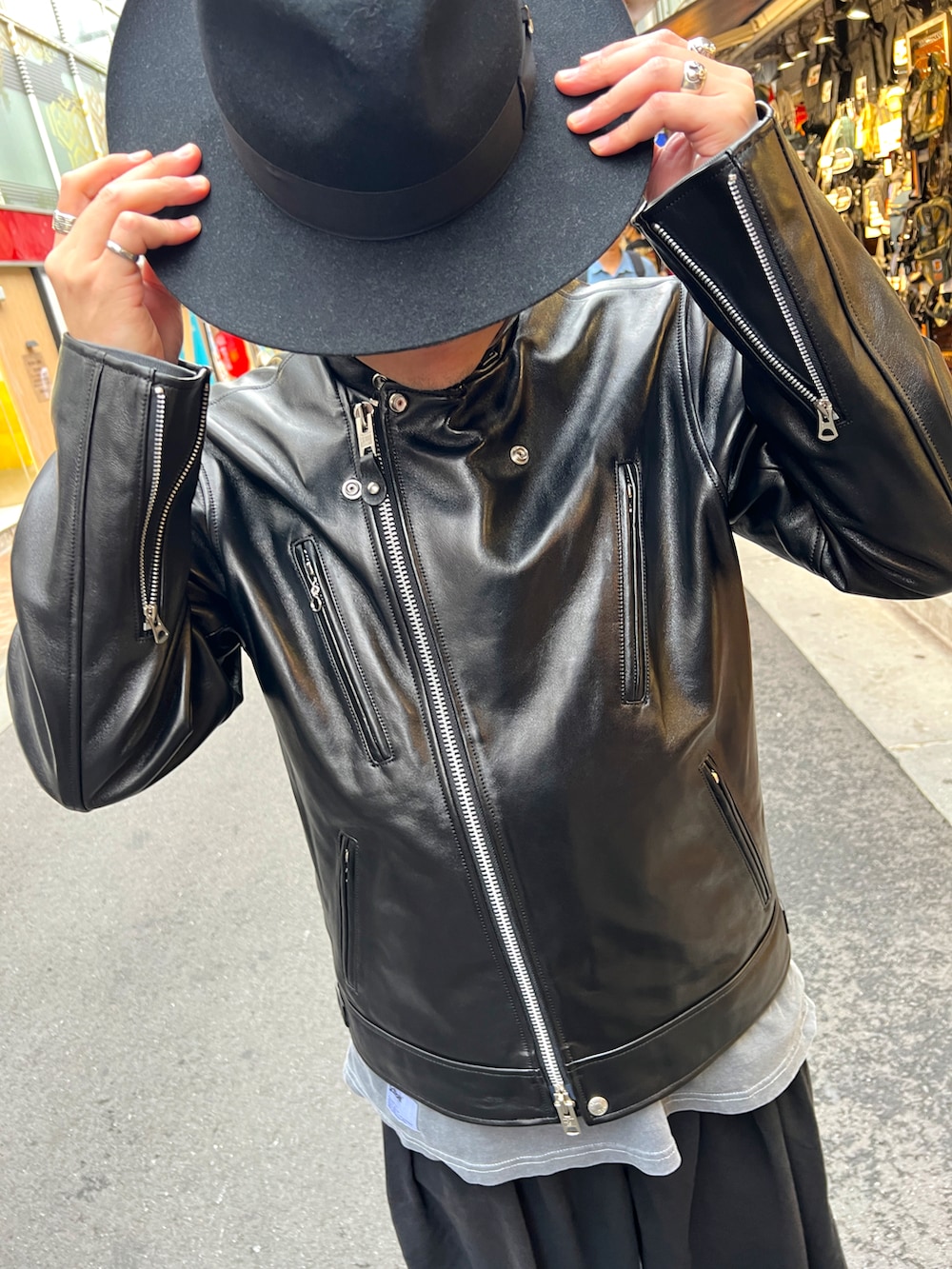 ブラック系のライダースジャケット、ブラック系のその他パンツ、ブラック系のブーツを着用したメンズの秋コーディネートの2枚目の写真