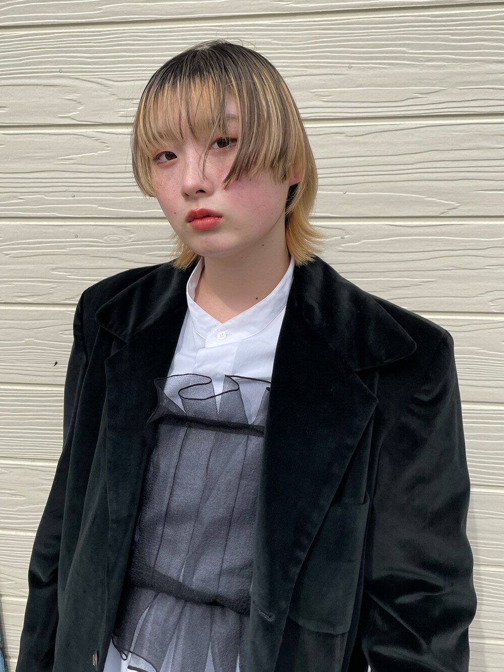 ブラック系のシャツ/ブラウス、ホワイト系のシャツ/ブラウス、ブラック系のブーツを着用したレディースの春コーディネートの2枚目の写真