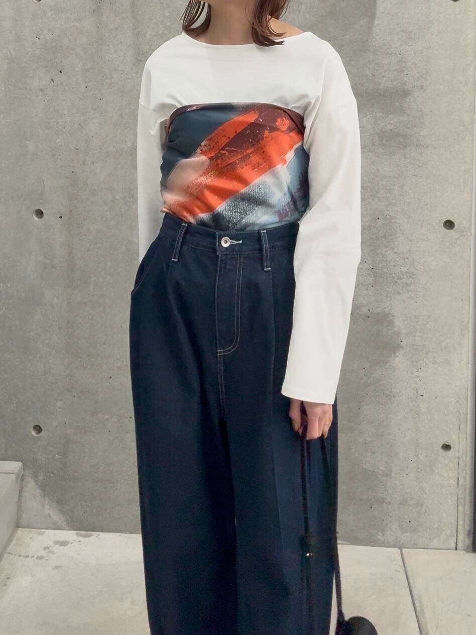 ブルー系のデニムパンツ、ホワイト系のTシャツ/カットソー、ピンク系のバンダナ/スカーフを着用したレディースの冬コーディネートの3枚目の写真