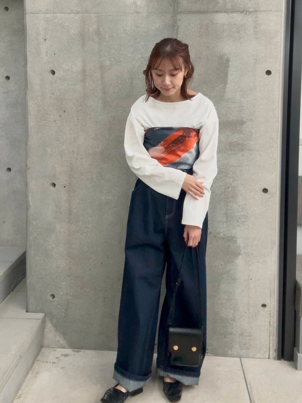 ブルー系のデニムパンツ、ホワイト系のTシャツ/カットソー、ピンク系のバンダナ/スカーフを着用したレディースの冬コーディネートの2枚目の写真