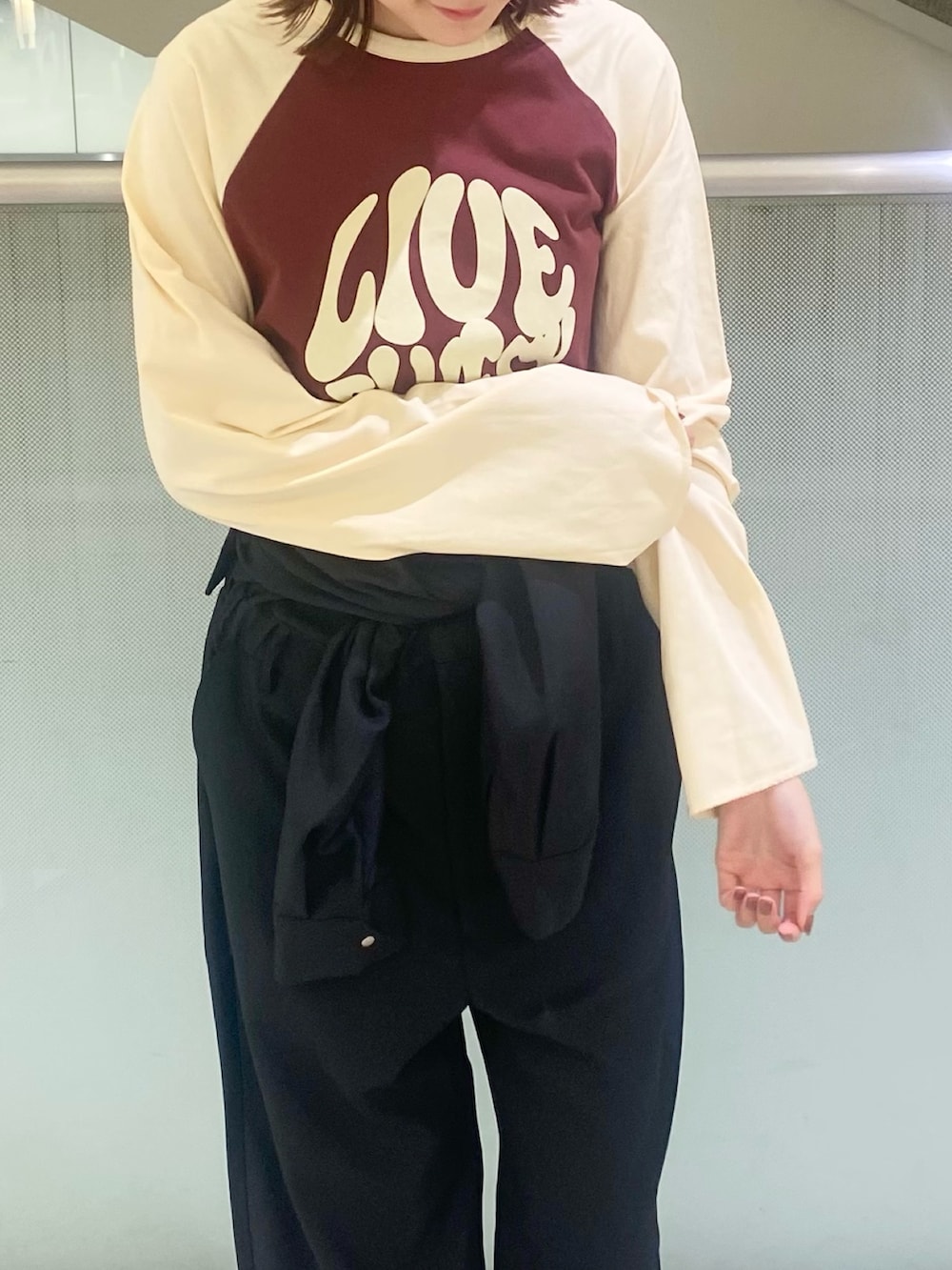 「SENSEOFPLACE、ジャンプスーツ、ロンT、ビーニー、コラボ」|「SENSE OF PLACE by URBAN RESEARCHの『別注』さらさ×SENSE OF PLACE バイカラーラグランロングTシャツ(Tシャツ/カットソー、ブラウン系)」を使った、mayuさん(レディース・163cm)の秋コーディネートの3枚目の写真