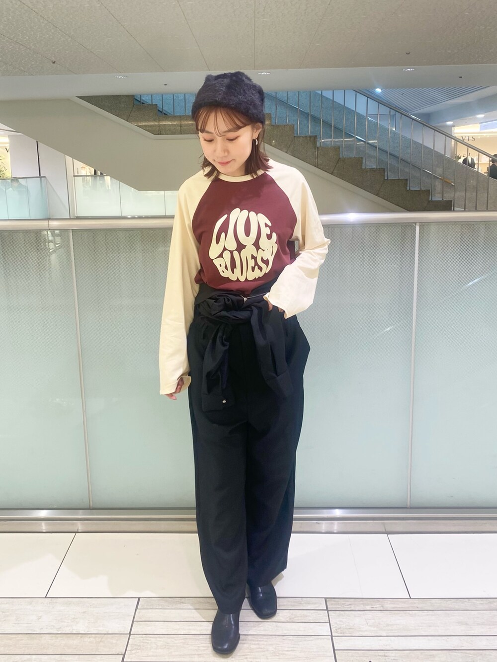 「SENSEOFPLACE、ジャンプスーツ、ロンT、ビーニー、コラボ」|「SENSE OF PLACE by URBAN RESEARCHの『別注』さらさ×SENSE OF PLACE バイカラーラグランロングTシャツ(Tシャツ/カットソー、ブラウン系)」を使った、mayuさん(レディース・163cm)の秋コーディネートの2枚目の写真