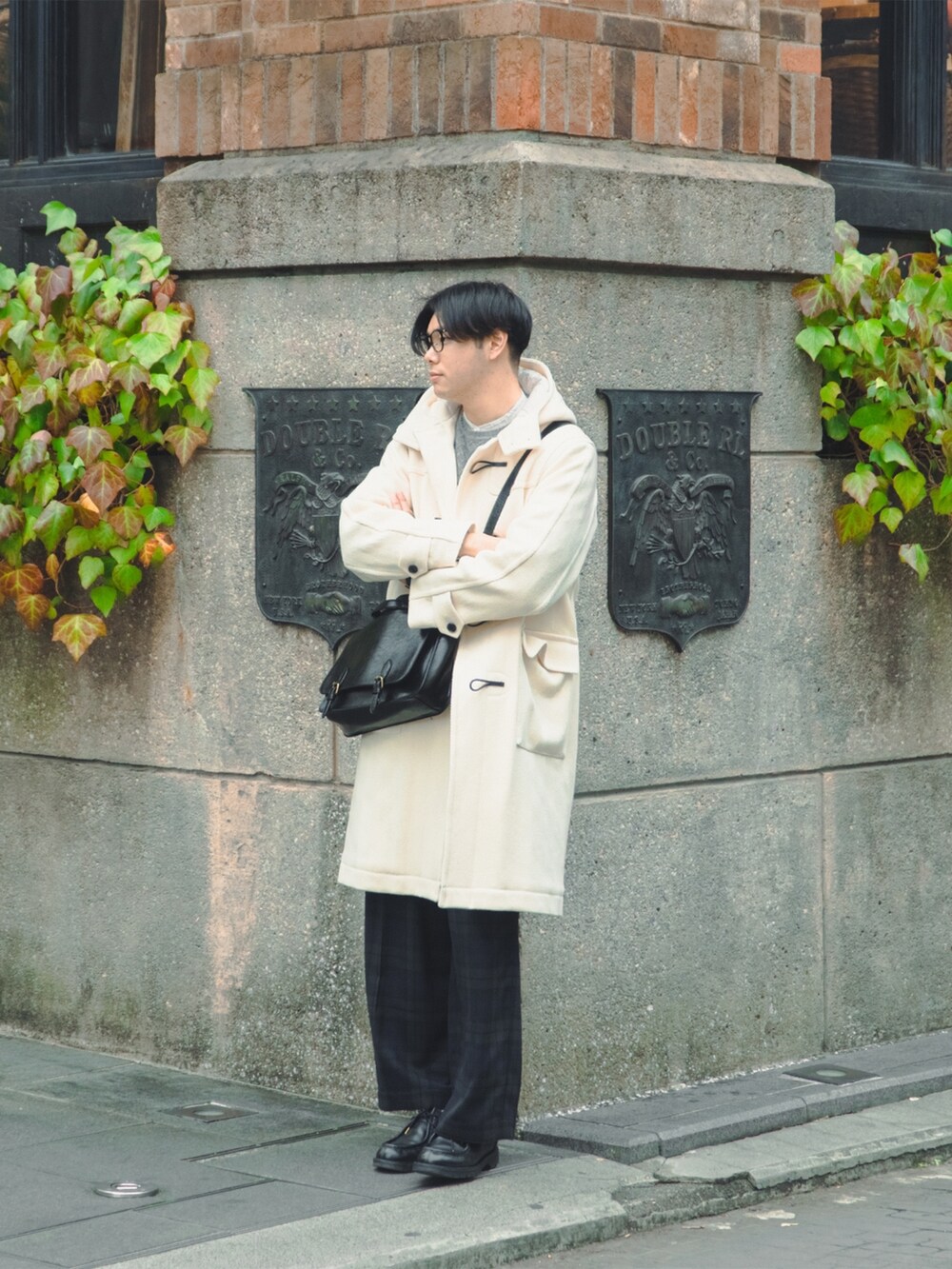 「休日スタイル、シンプルコーデ、大人コーデ、大人カジュアル、きれいめカジュアル、お洒落さんとつながりたい、冬コーデ、クリスマスに着たい服、レイヤードスタイル、淡色コーデ、ホワイトコーデ、ダッフルコート」｜「Traditional WeatherwearのHOPKINS（ダッフルコート、ホワイト系）」を使った、やしーさん（メンズ・180cm）の冬コーディネートの2枚目の写真
