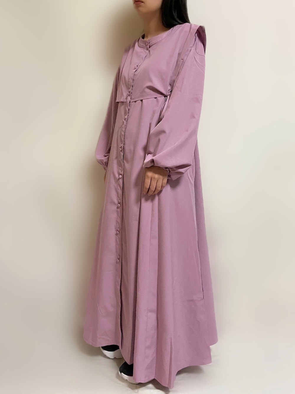 ブラック系のスニーカー、パープル系のシャツワンピースを着用したレディースの春コーディネートの2枚目の写真