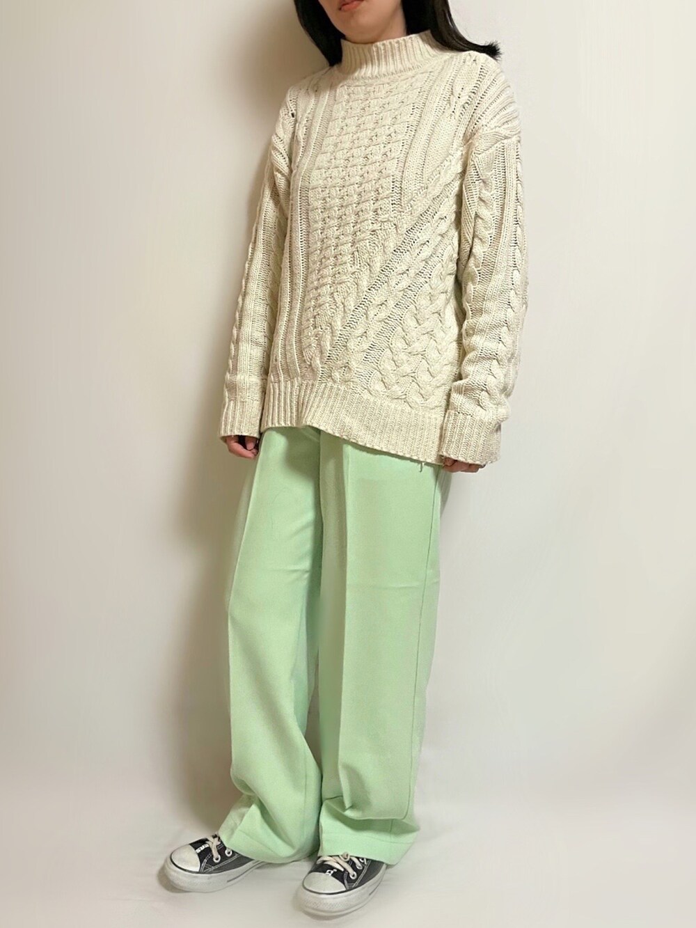 グリーン系のスラックス、ホワイト系のノーカラージャケット、ホワイト系のニット/セーターを着用したレディースの冬コーディネートの2枚目の写真