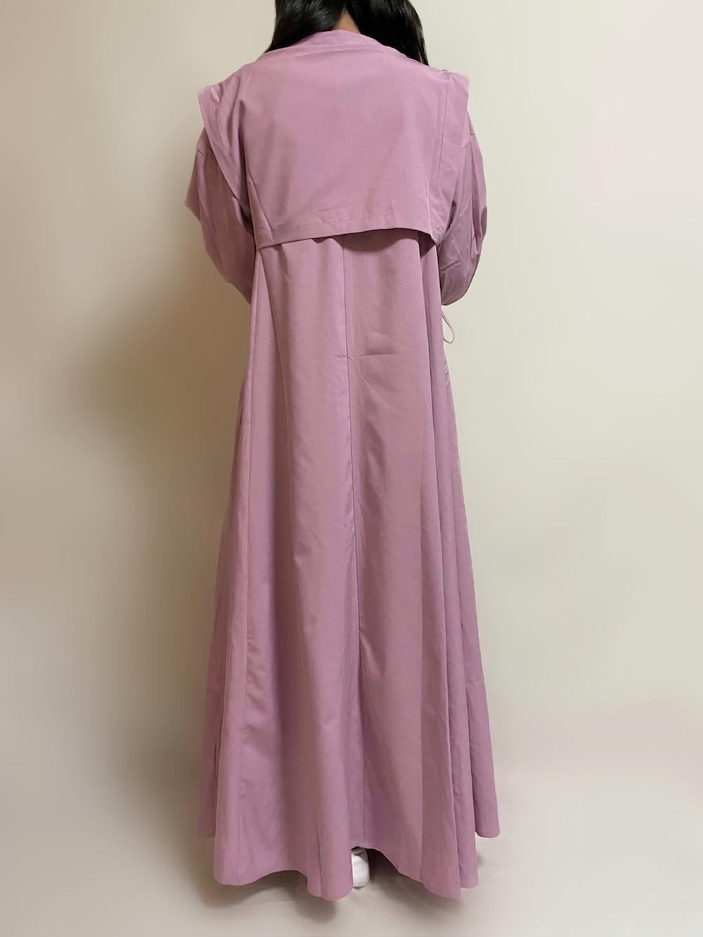 ブラック系のスニーカー、パープル系のシャツワンピースを着用したレディースの春コーディネートの3枚目の写真