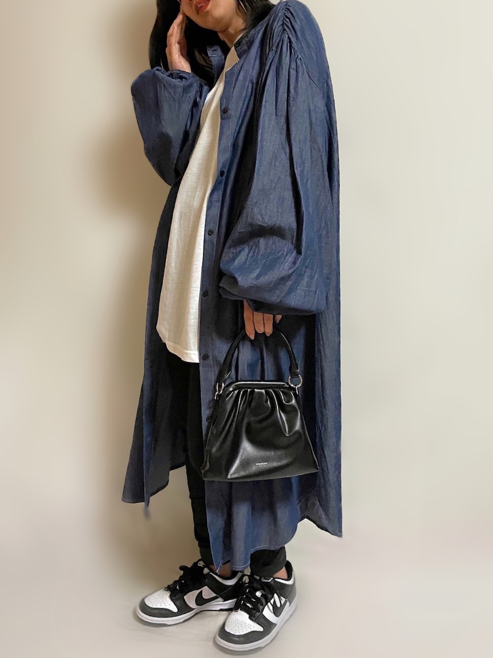 ブルー系のワンピース、グリーン系のベスト、ブラック系のパンツを着用したレディースの春コーディネートの2枚目の写真