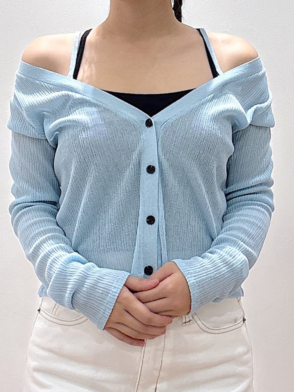ホワイト系のデニムパンツ、ブルー系のニット/セーターを着用したレディースの春コーディネートの5枚目の写真