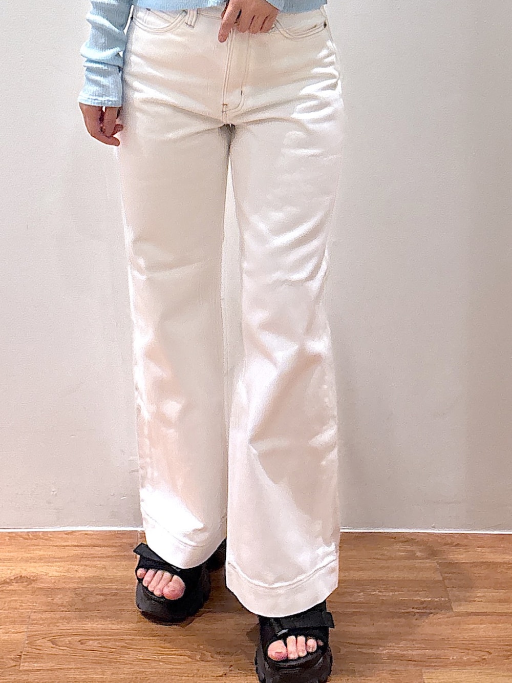 ホワイト系のデニムパンツ、ブルー系のニット/セーターを着用したレディースの春コーディネートの7枚目の写真