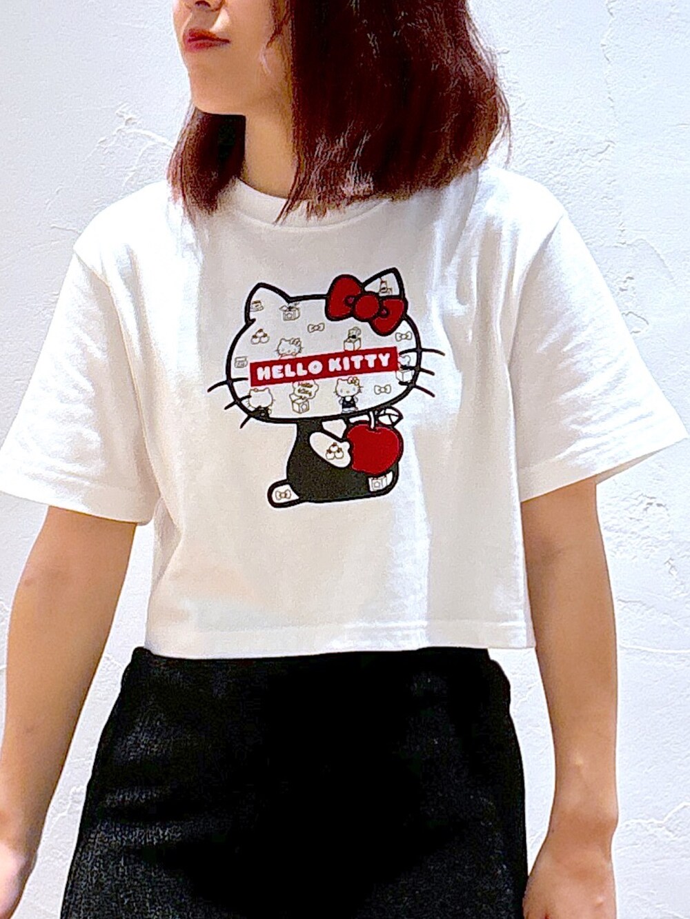 ホワイト系のハンドバッグ、ホワイト系のサンダル、ホワイト系のTシャツ/カットソーを着用したレディースの夏コーディネートの3枚目の写真