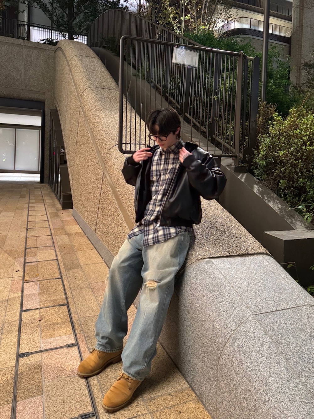 「お出かけコーデ、メンズファッション、クリスマスに着たい服、オトナカジュアル、カジュアルコーデ、おしゃれさんと繋がりたい、韓国ファッション、シャツスタイル、アウター、ストリート、古着、大人カジュアル、シンプル、レザージャケット、いいね、save、フォローお願いします🤑」｜「TimberlandのPremium 6in Waterproof Boot（ブーツ、ブラウン系）」を使った、ぼーさん（骨格ナチュラル・メンズ・180cm）の冬コーディネートの2枚目の写真