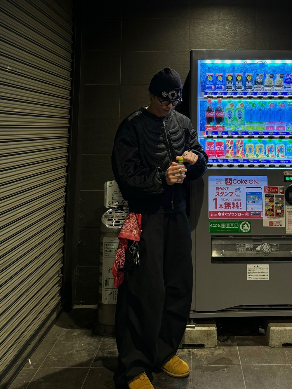 ブラウン系のブーツ、ブラック系のパンツ、ブラック系のMA-1を着用したメンズの冬コーディネートの2枚目の写真